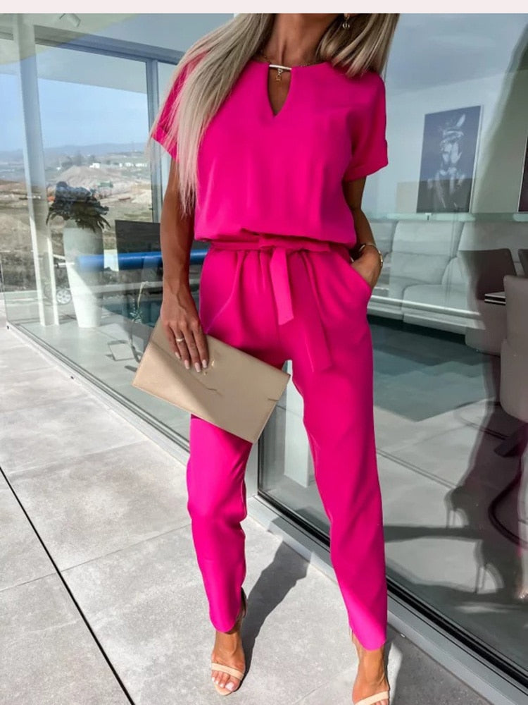 Eleganter Jumpsuit mit kurzen Ärmeln und Gürtel