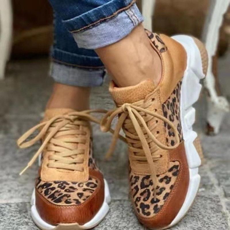 Bequeme Damenschuhe mit Leopardenmuster
