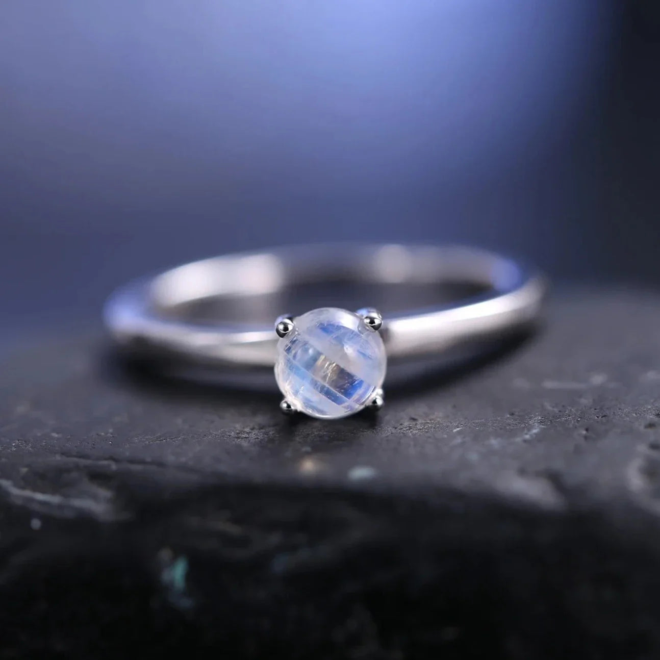 Ring aus natürlichem Mondstein, schlicht, minimalistisch und zierlich aus Sterlingsilber | Shop Nory