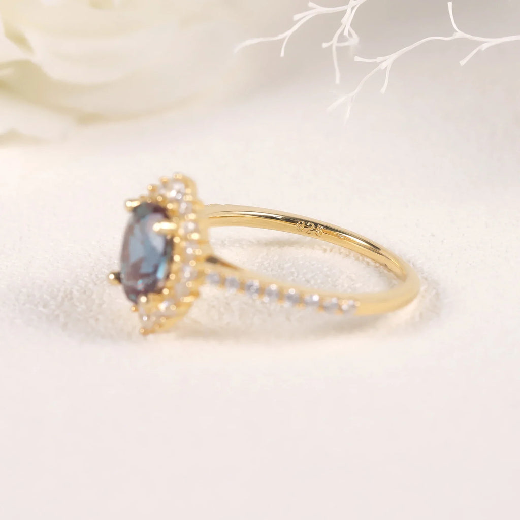 Alexandrit-Ring mit Geburtsstein Juni, mit Diamant-CZ und ovalem Alexandrit | Shop Nory