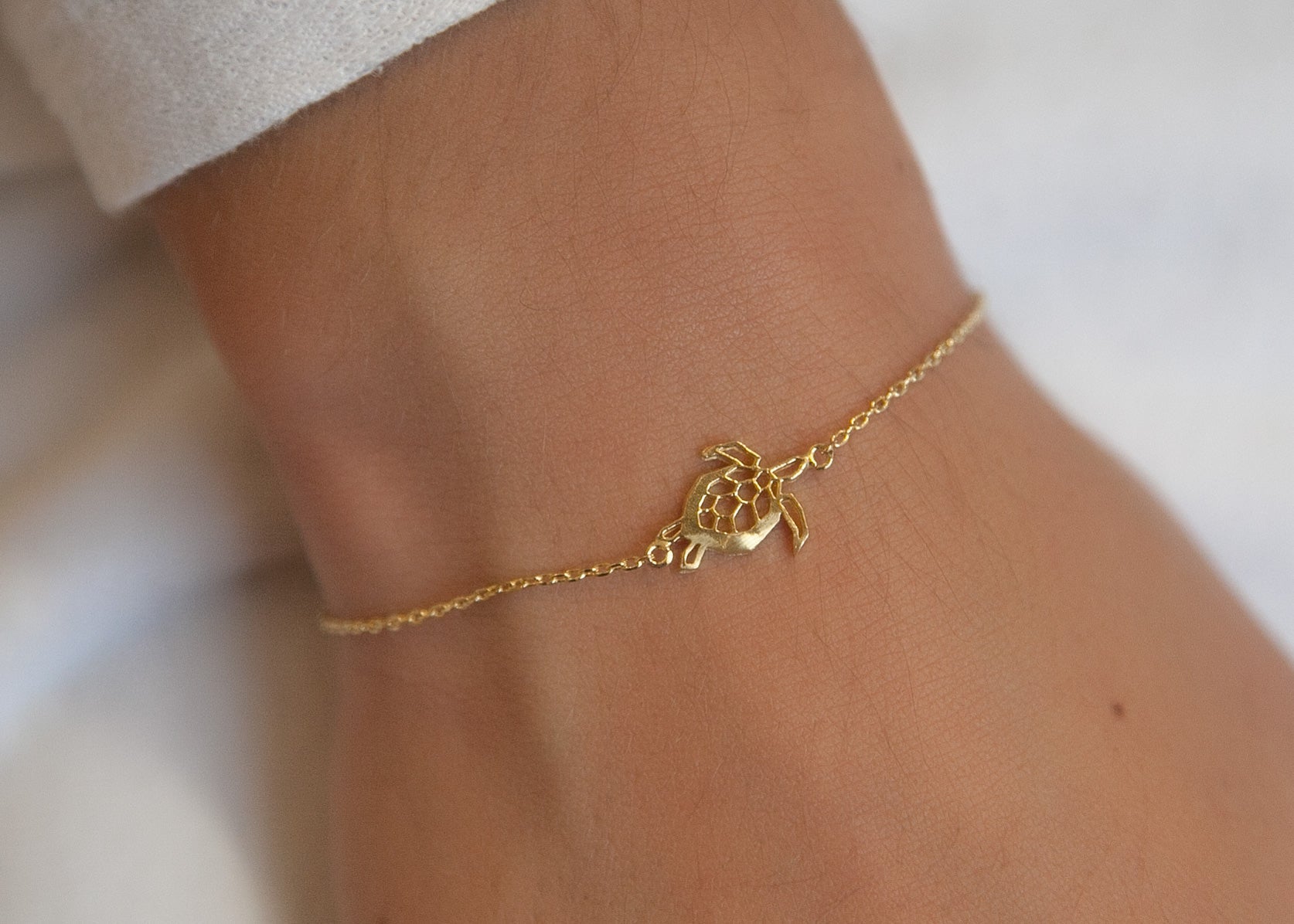 Filigrane Armband mit goldfarbener Schildkröte – zart und symbolisch | Shop Nory