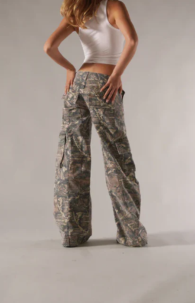 Niedrig taillierte Cargo-Hose Braun Camo