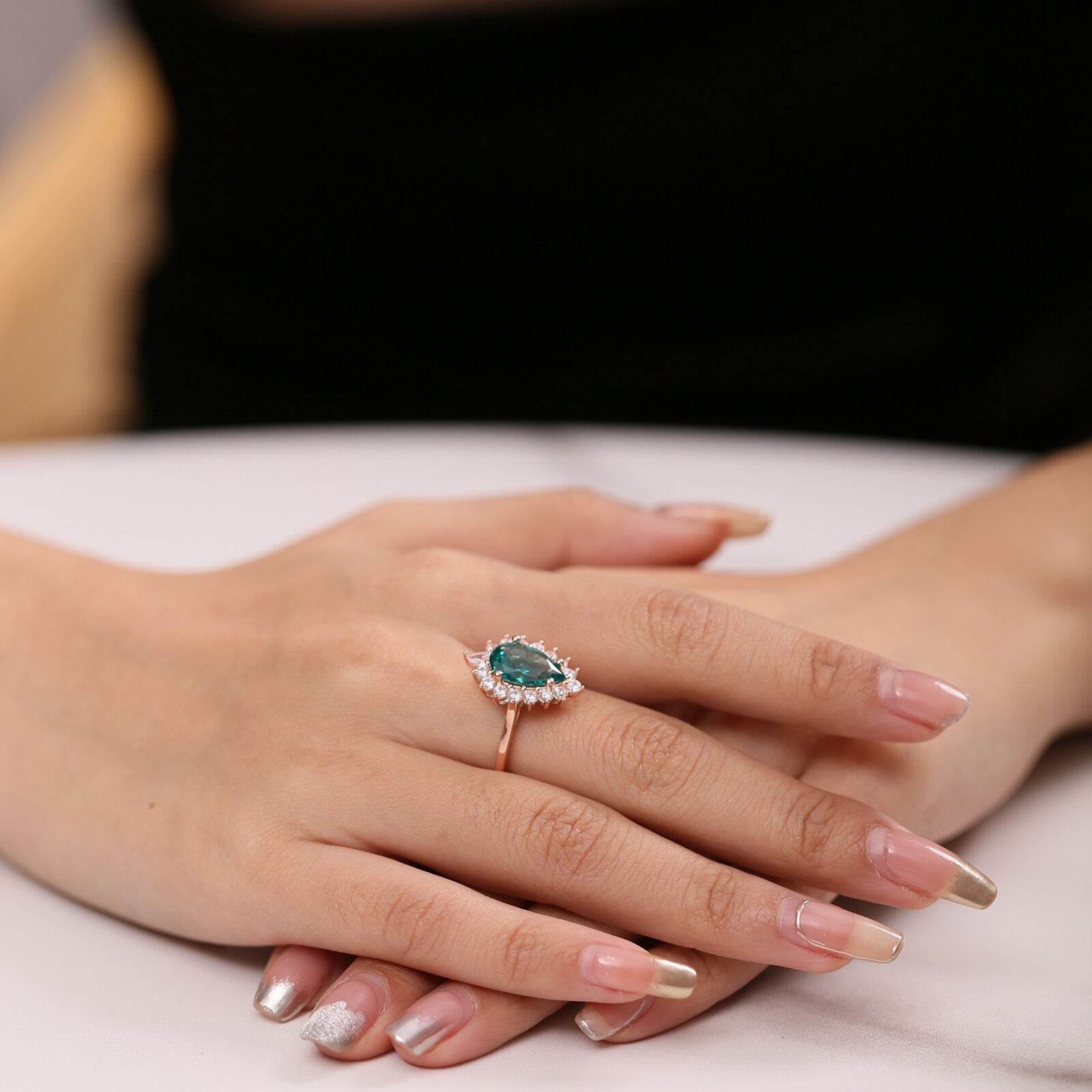 Verlobungsring mit grünem Smaragd, vom Labor hergestellter Tropfen aus Roségold | Shop Nory
