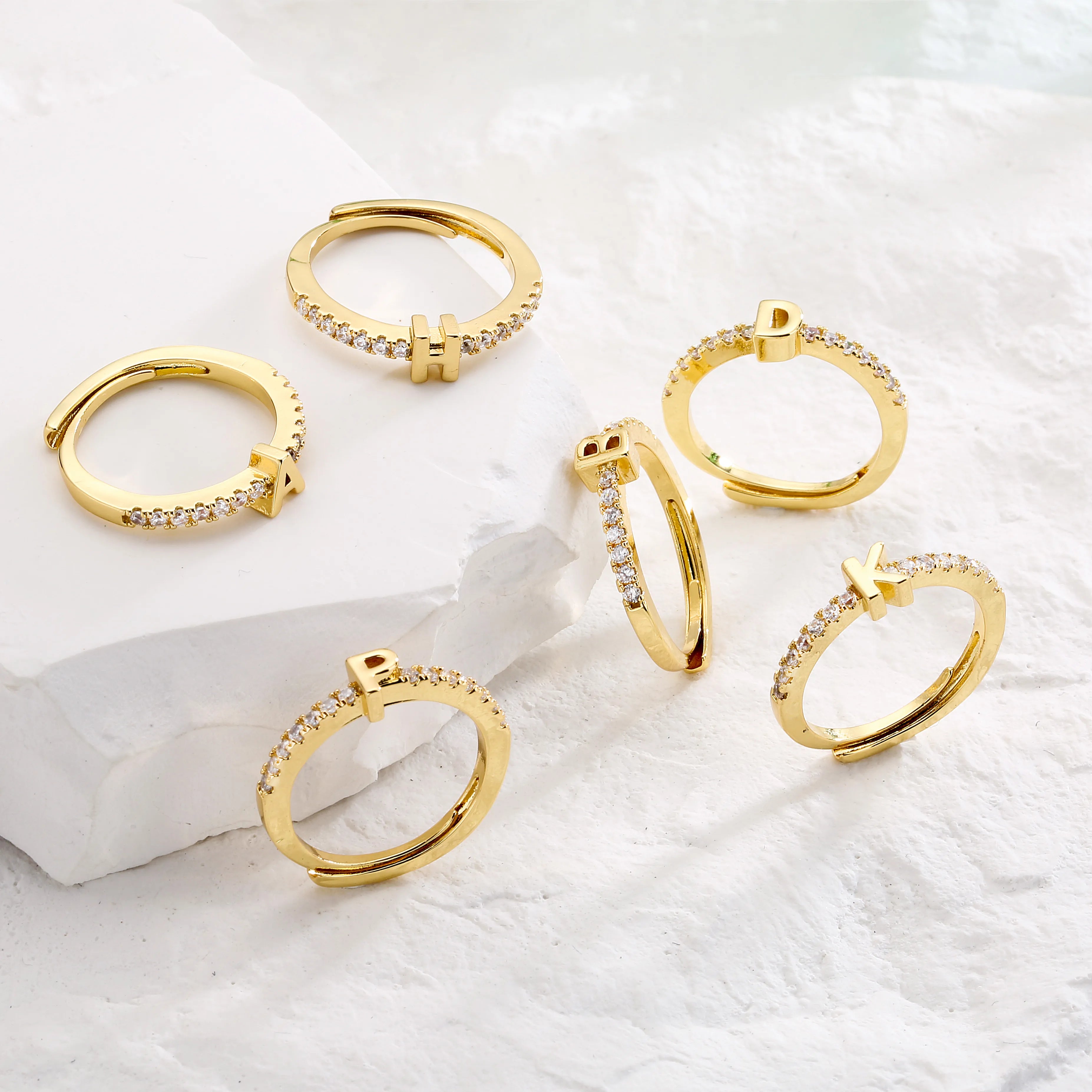 Klassischer Zirkon Initialbuchstabenring | Shop Nory