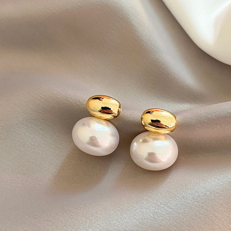 Klassische mit Gold akzentuierte Perlen-Ohrstecker