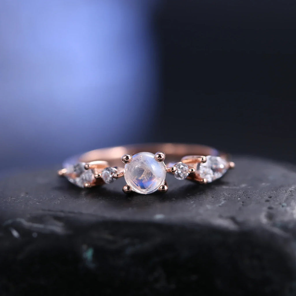 Damenring aus Mondstein in Roségold mit kleinen runden Mondsteinen romantischer Ring für sie | Shop Nory