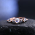 Damenring aus Mondstein in Roségold mit kleinen runden Mondsteinen romantischer Ring für sie | Shop Nory