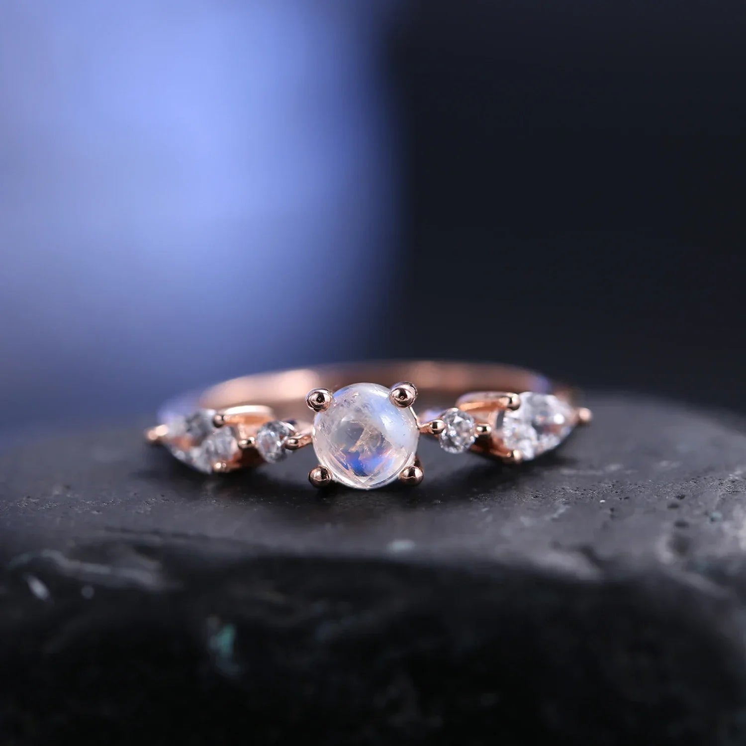 Damenring aus Mondstein in Roségold mit kleinen runden Mondsteinen romantischer Ring für sie | Shop Nory
