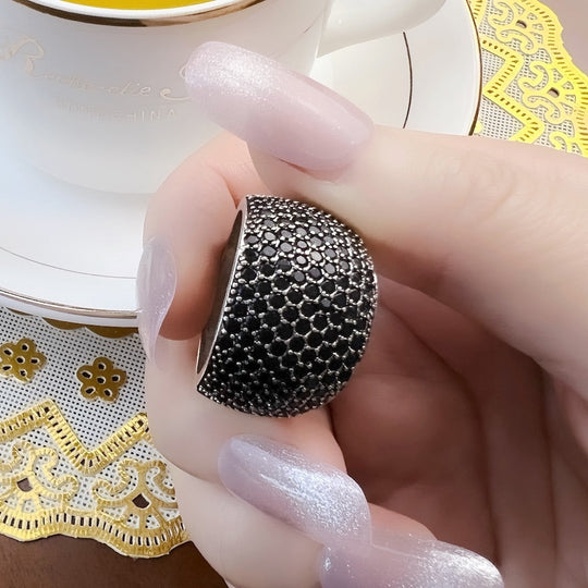 Pavé Deutsch | Schwarzer Cocktail-Ring im deutschen Stil mit Pavé-Fassung | Shop Nory