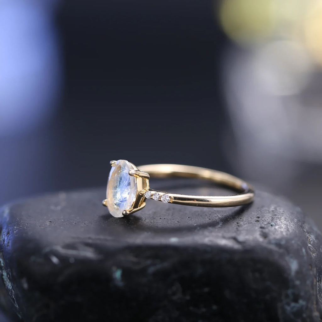 Mondstein-Edelsteinring mit einem natürlichen Mondstein und klaren CZ-Steinen | Shop Nory