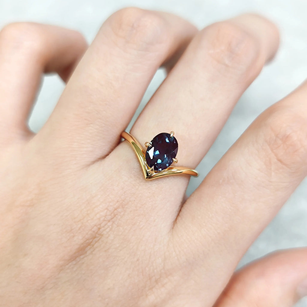 Alexandrit-Versprechensring, goldener, gebogener Ring mit Farbwechsel im Juni-Geburtsstein | Shop Nory