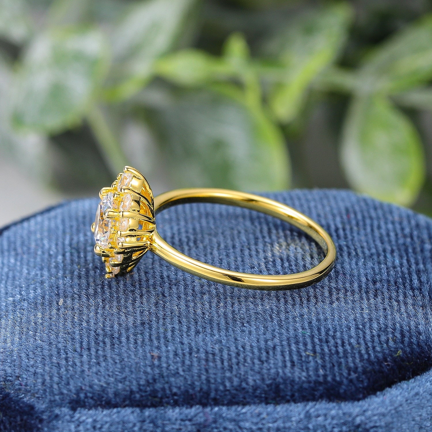 Moissanit-Solitärring mit Halo-Fassung im Rundschliff | Shop Nory