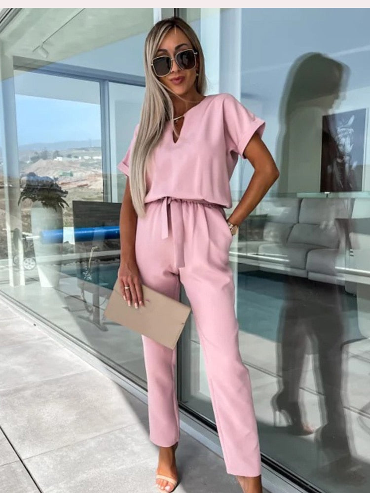 Eleganter Jumpsuit mit kurzen Ärmeln und Gürtel