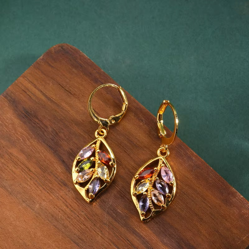 Damen Ohrringe mit goldenem Blatt, eingelegten farbigen Kristallen und Anhängern | Shop Nory