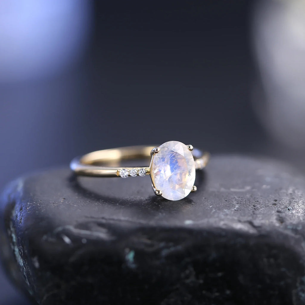 Mondstein-Edelsteinring mit einem natürlichen Mondstein und klaren CZ-Steinen | Shop Nory