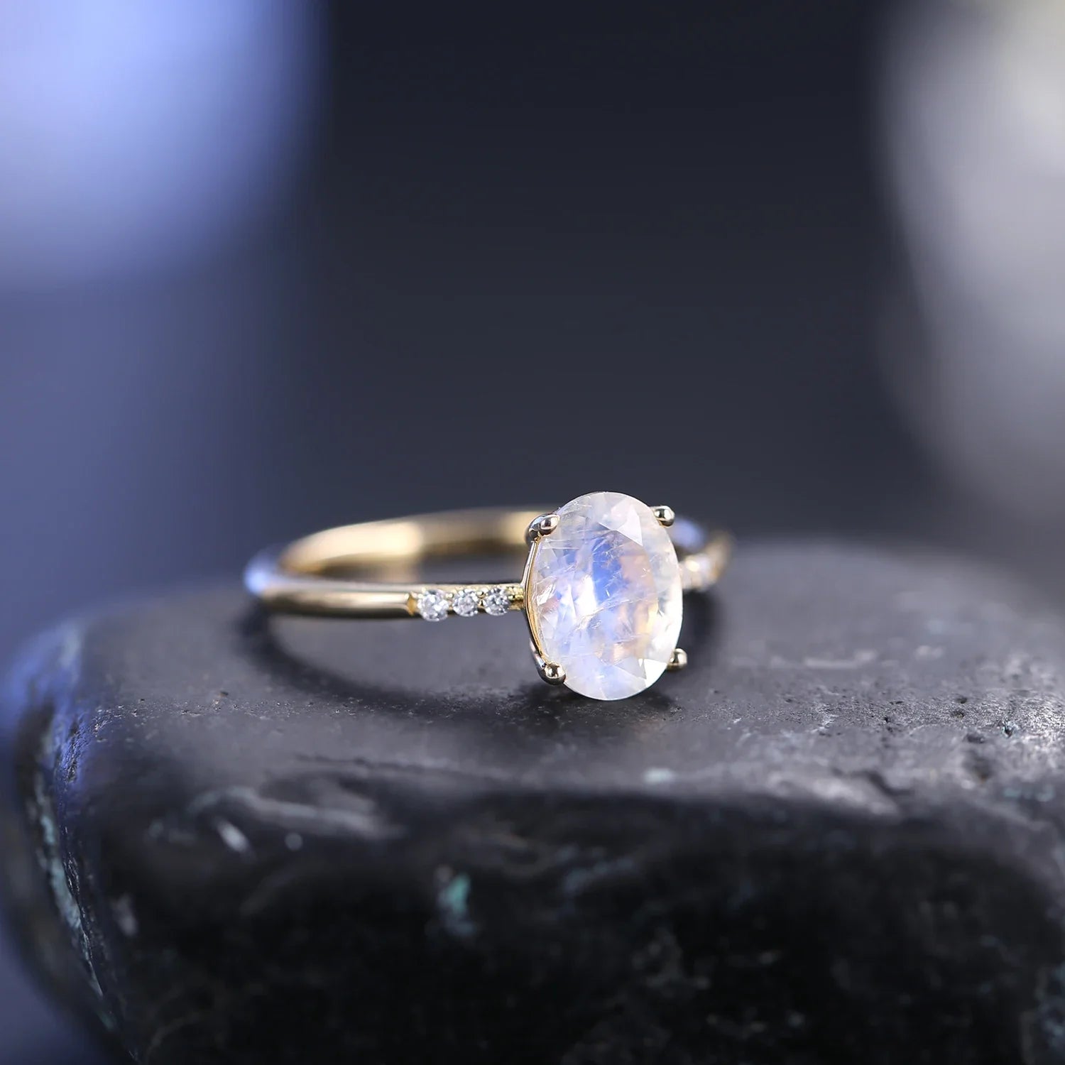 Mondstein-Edelsteinring mit einem natürlichen Mondstein und klaren CZ-Steinen | Shop Nory