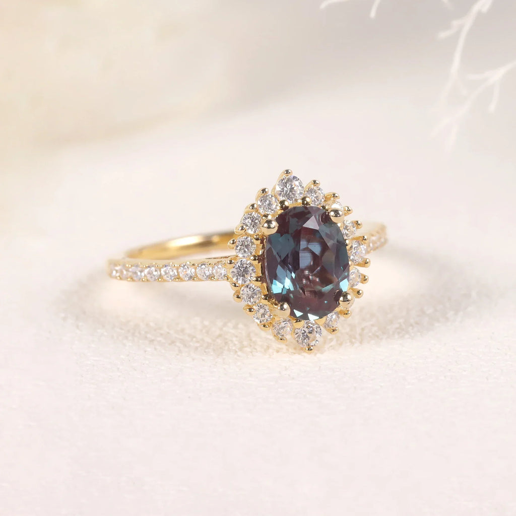 Alexandrit-Ring mit Geburtsstein Juni, mit Diamant-CZ und ovalem Alexandrit | Shop Nory