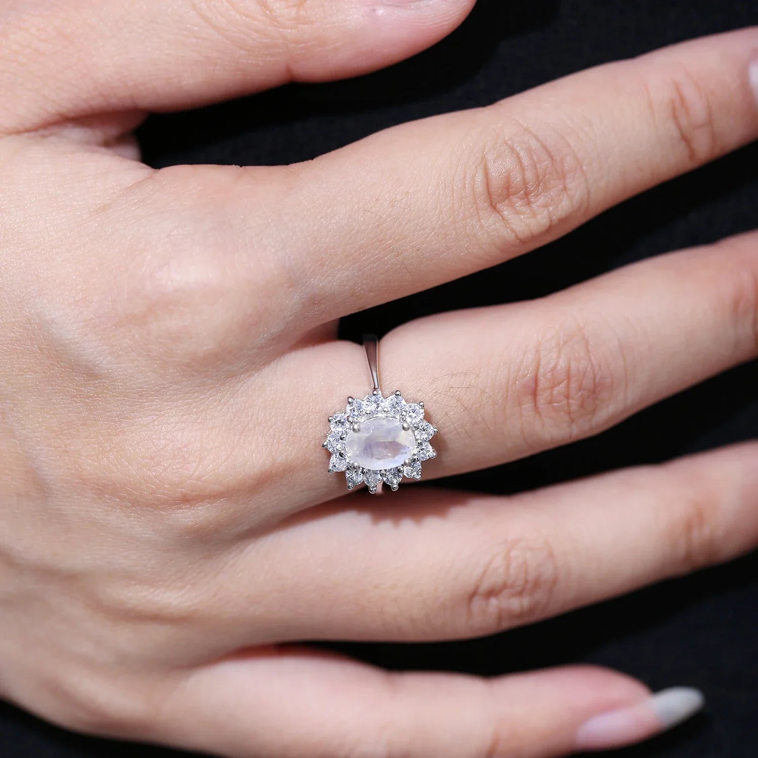 Mondstein- und Diamant-CZ-Ring (Mini) mit einem ovalen Mondstein und CZ-Versprechensring für sie | Shop Nory