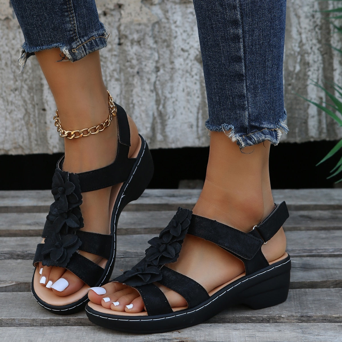 Orthopädische Sandalen mit Schwarzen Blumen
