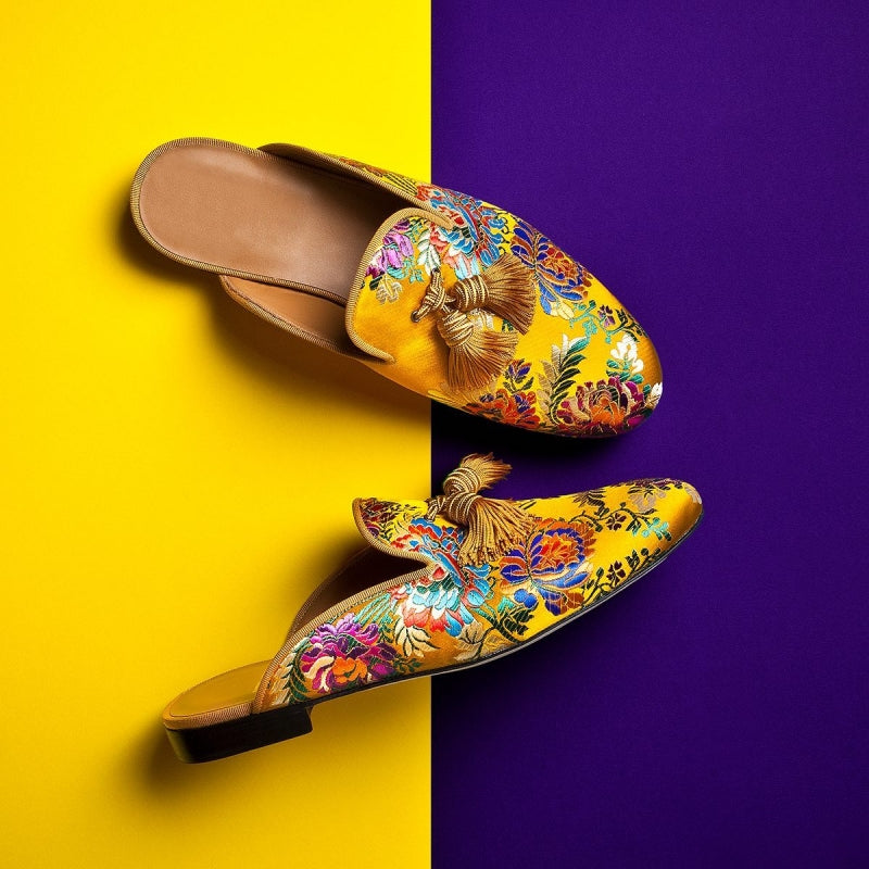 Schuhe mit floralen Quasten