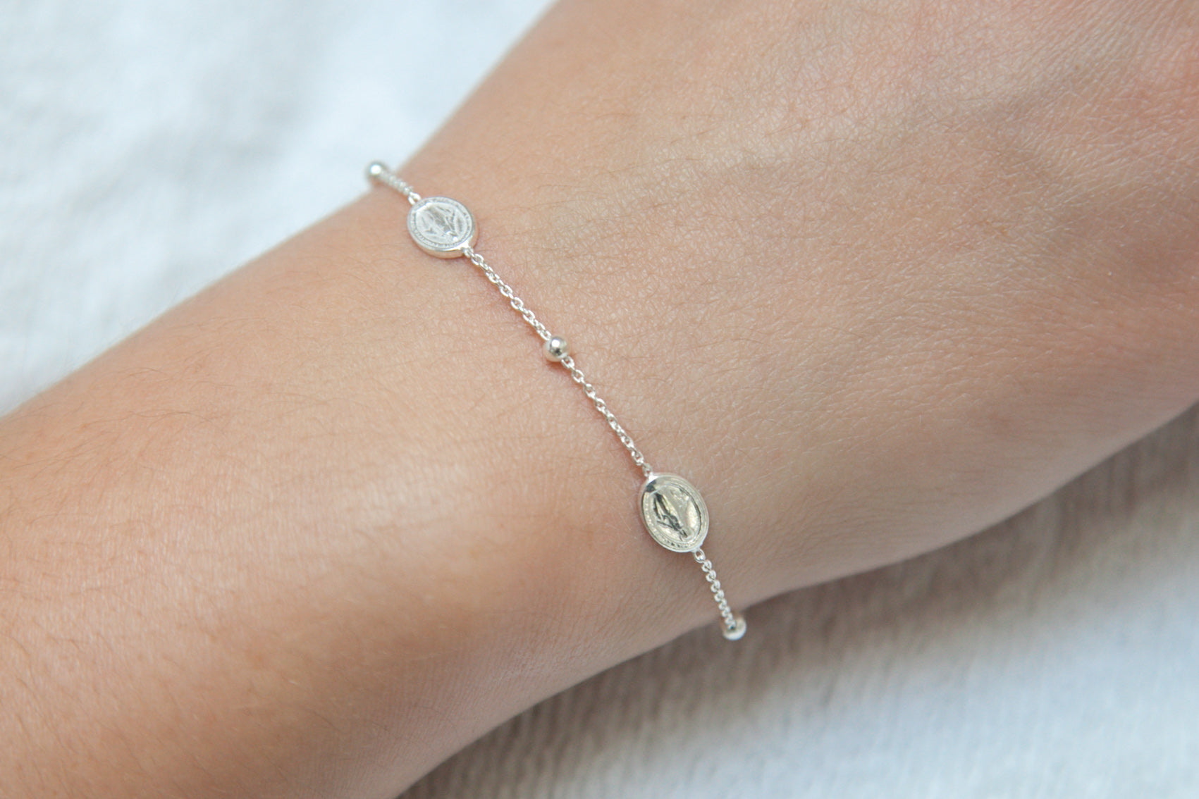 Silberarmband mit Medaillons der Jungfrau Maria – Ein Schmuckstück voller Bedeutung | Shop Nory