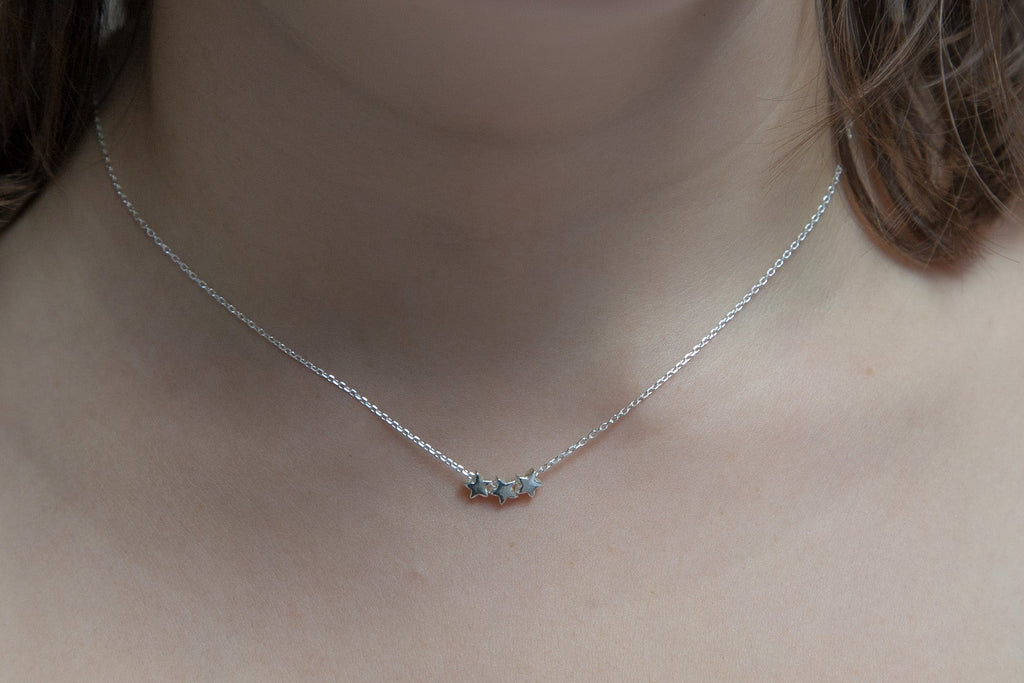 Silberne Halskette mit 3 Sternen – Ein himmlisches Accessoire für jeden Anlass | Shop Nory