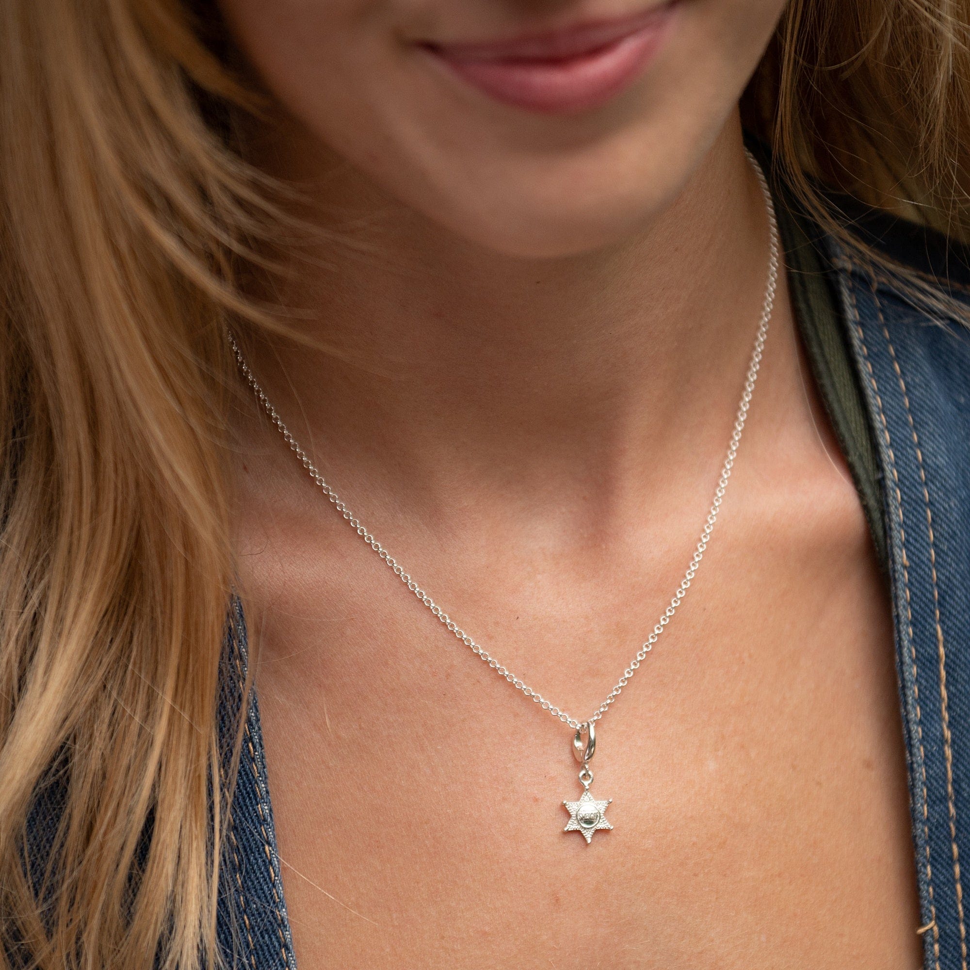 Silber Sheriff-Abzeichen Charm Anhänger-Halskette | Shop Nory