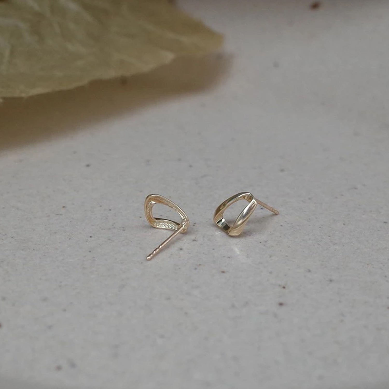 Kleine Dreieckige Steckerohrringe | Shop Nory