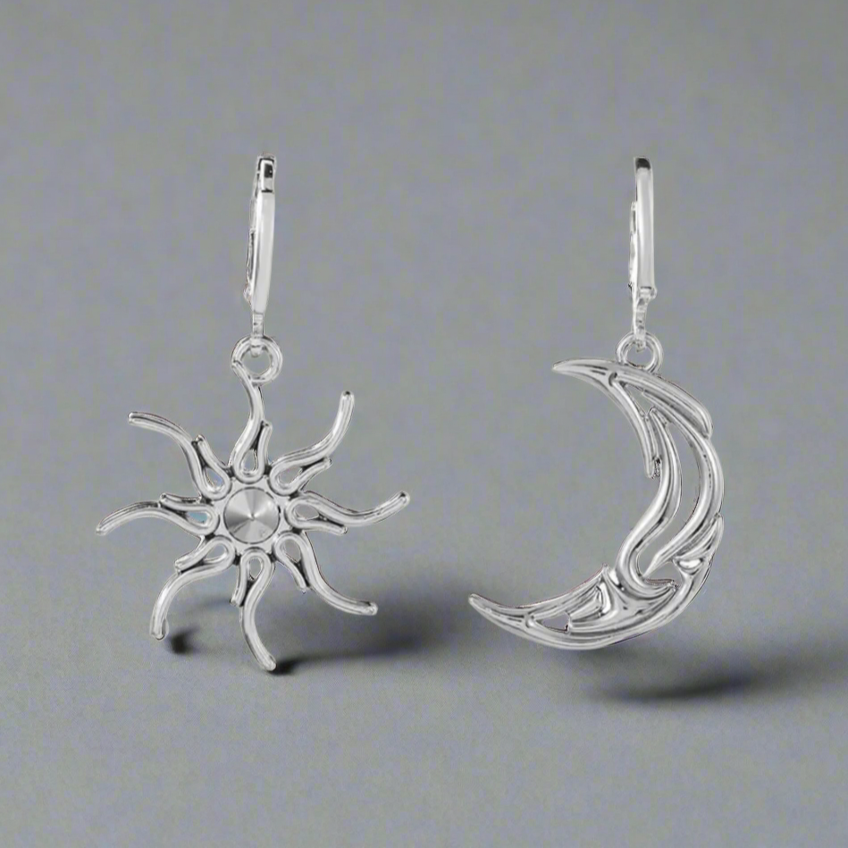 Silberne gotische Sonne und Mond Anhänger Hoop Charm Ohrringe | Shop Nory