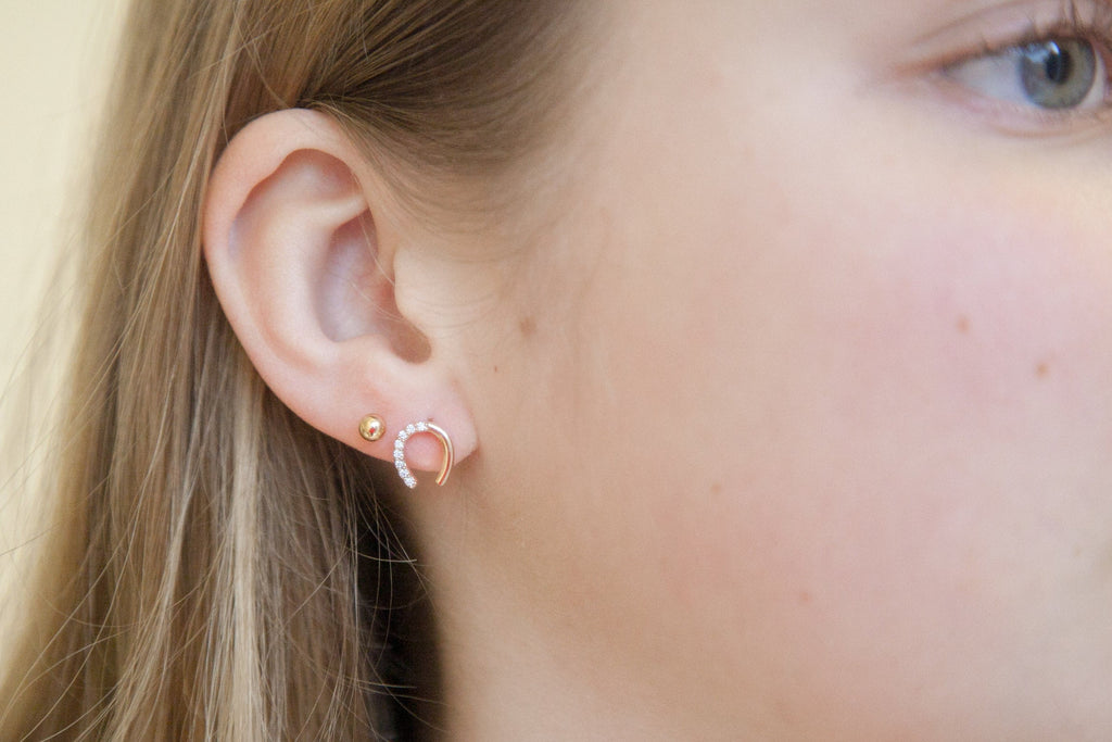 Vergoldete Hufeisen-Ohrstecker mit Zirkonia – Ein Glücksbringer in Schmuckform | Shop Nory