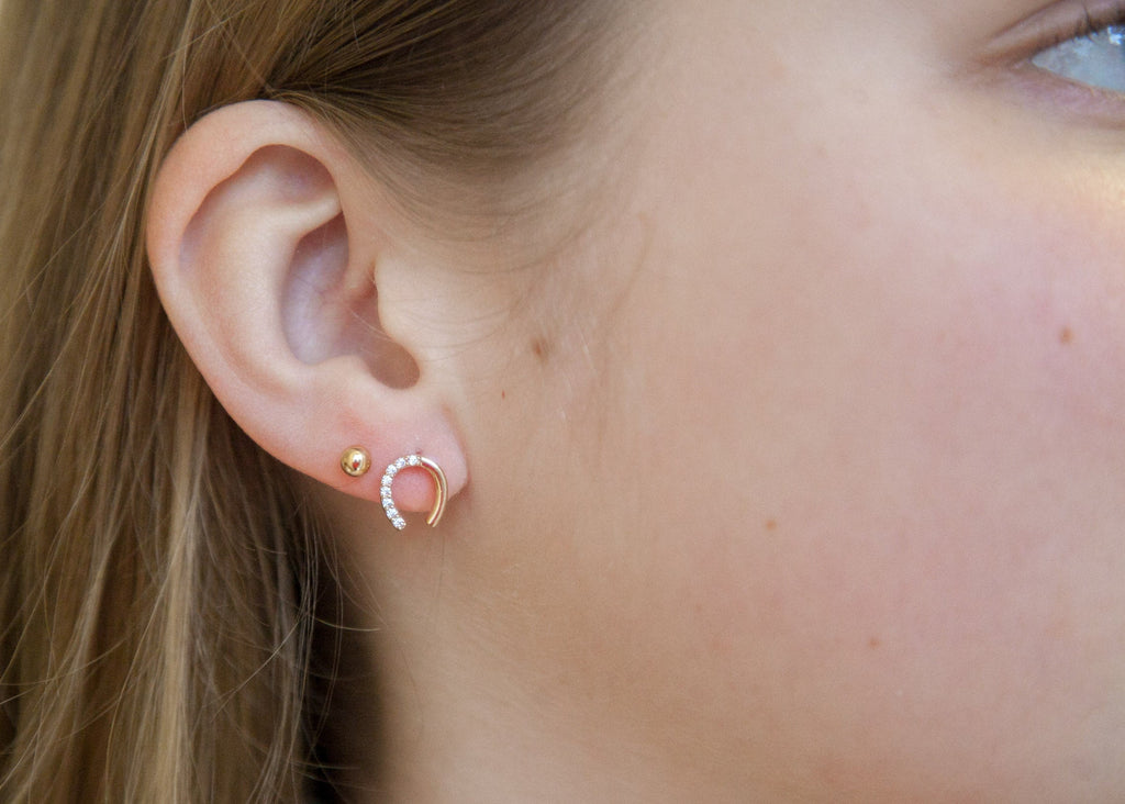 Vergoldete Hufeisen-Ohrstecker mit Zirkonia – Ein Glücksbringer in Schmuckform | Shop Nory