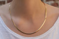 Vergoldete Halskette mit klassischer flacher Schlangenkette | Shop Nory