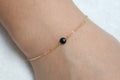 Vergoldetes Armband mit kleinem schwarzen Achat – Schlichte Eleganz und natürliche Schönheit | Shop Nory