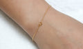 Armband mit 2 kleinen ineinandergreifenden Ringen vergoldet | Shop Nory