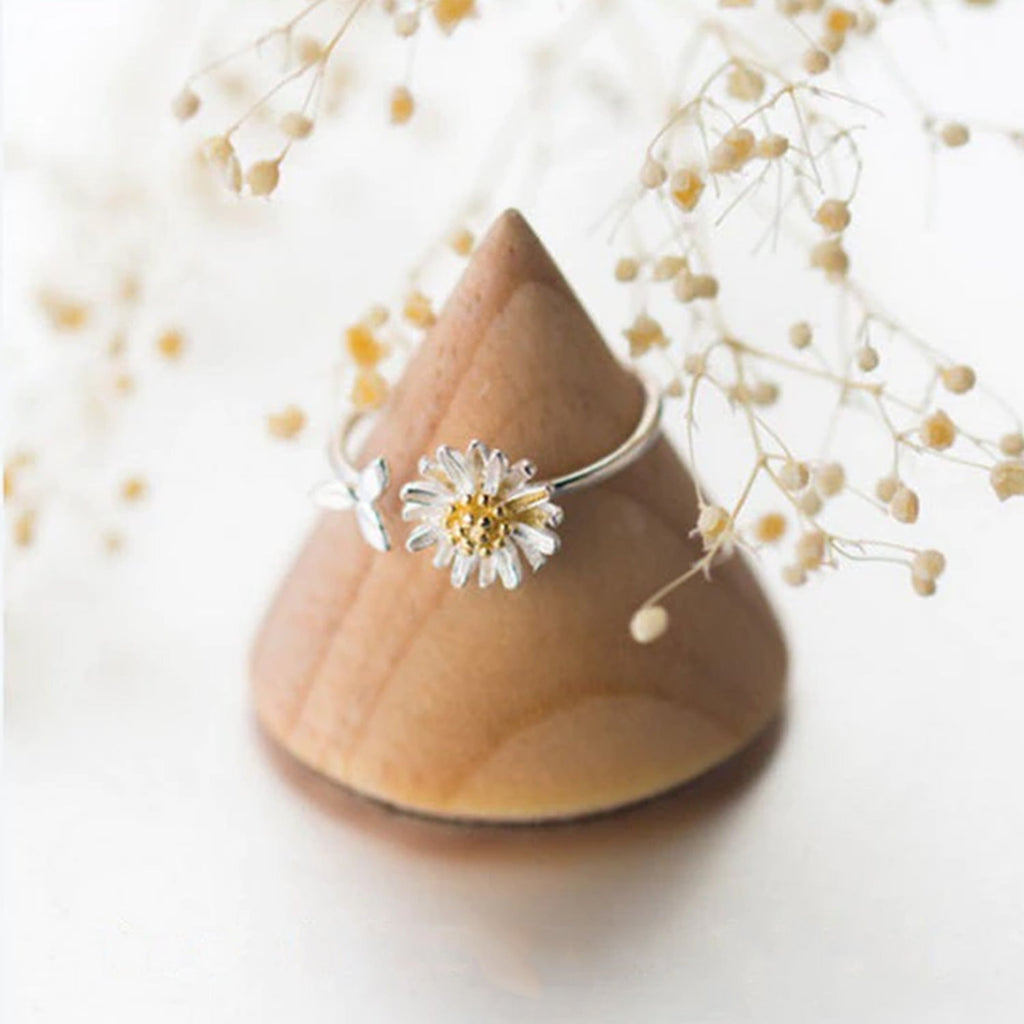 Einstellbarer süßer kleiner Gänseblümchenring | Shop Nory