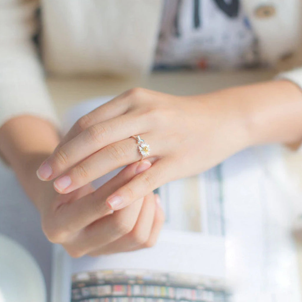 Einstellbarer süßer kleiner Gänseblümchenring | Shop Nory