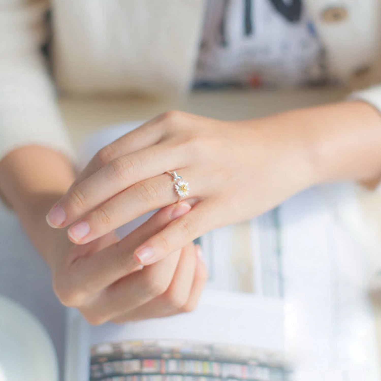 Einstellbarer süßer kleiner Gänseblümchenring | Shop Nory