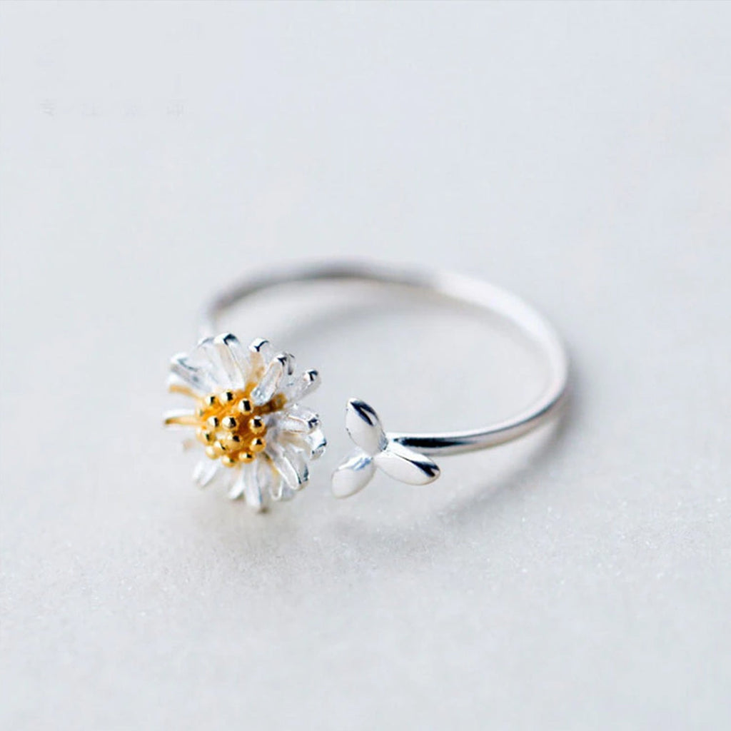 Einstellbarer süßer kleiner Gänseblümchenring | Shop Nory