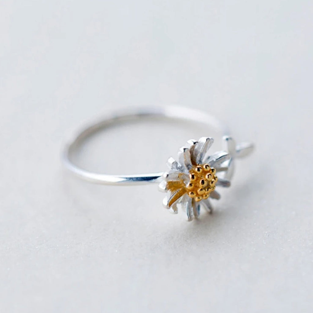 Einstellbarer süßer kleiner Gänseblümchenring | Shop Nory