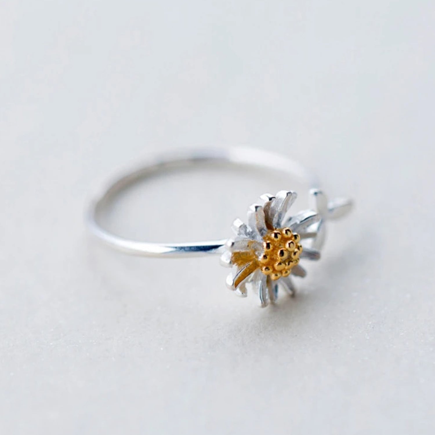 Einstellbarer süßer kleiner Gänseblümchenring | Shop Nory