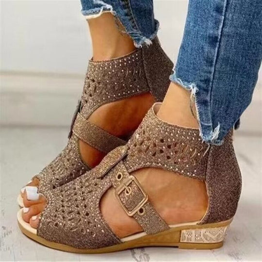 Orthopädische Sandalen mit niedrigem Absatz