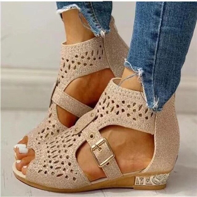Orthopädische Sandalen mit niedrigem Absatz