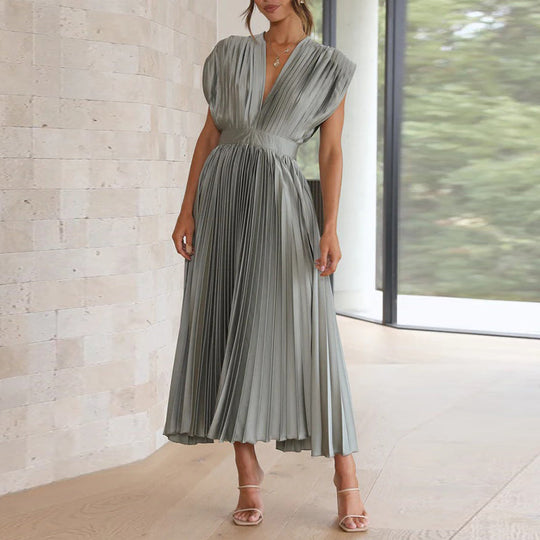 Model in einem grau kleid mit v-ausschnitt