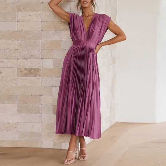 Model in einem paars kleid mit v-ausschnitt
