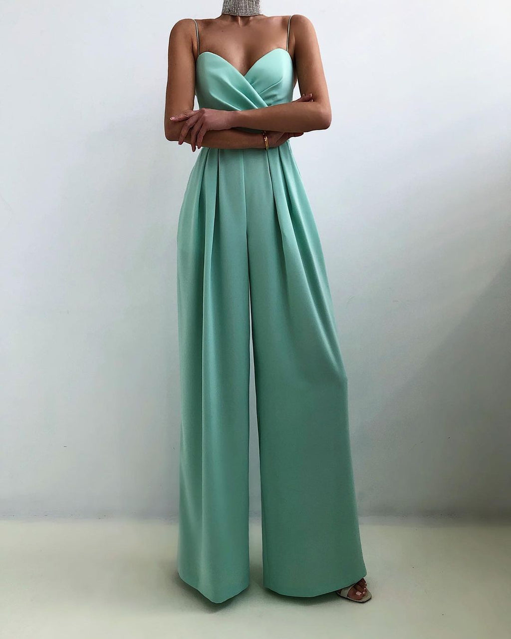 Model trägt einen turquoise sexy riemen-overall