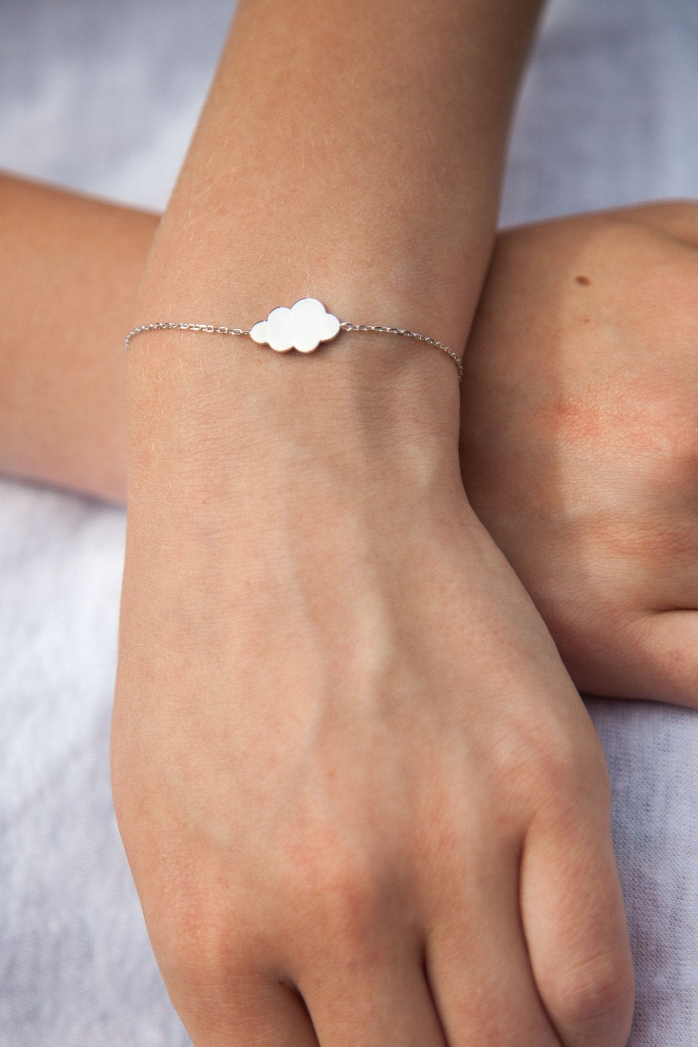 Silbernes Armband mit Wolke – Zarte Eleganz und himmlische Leichtigkeit | Shop Nory