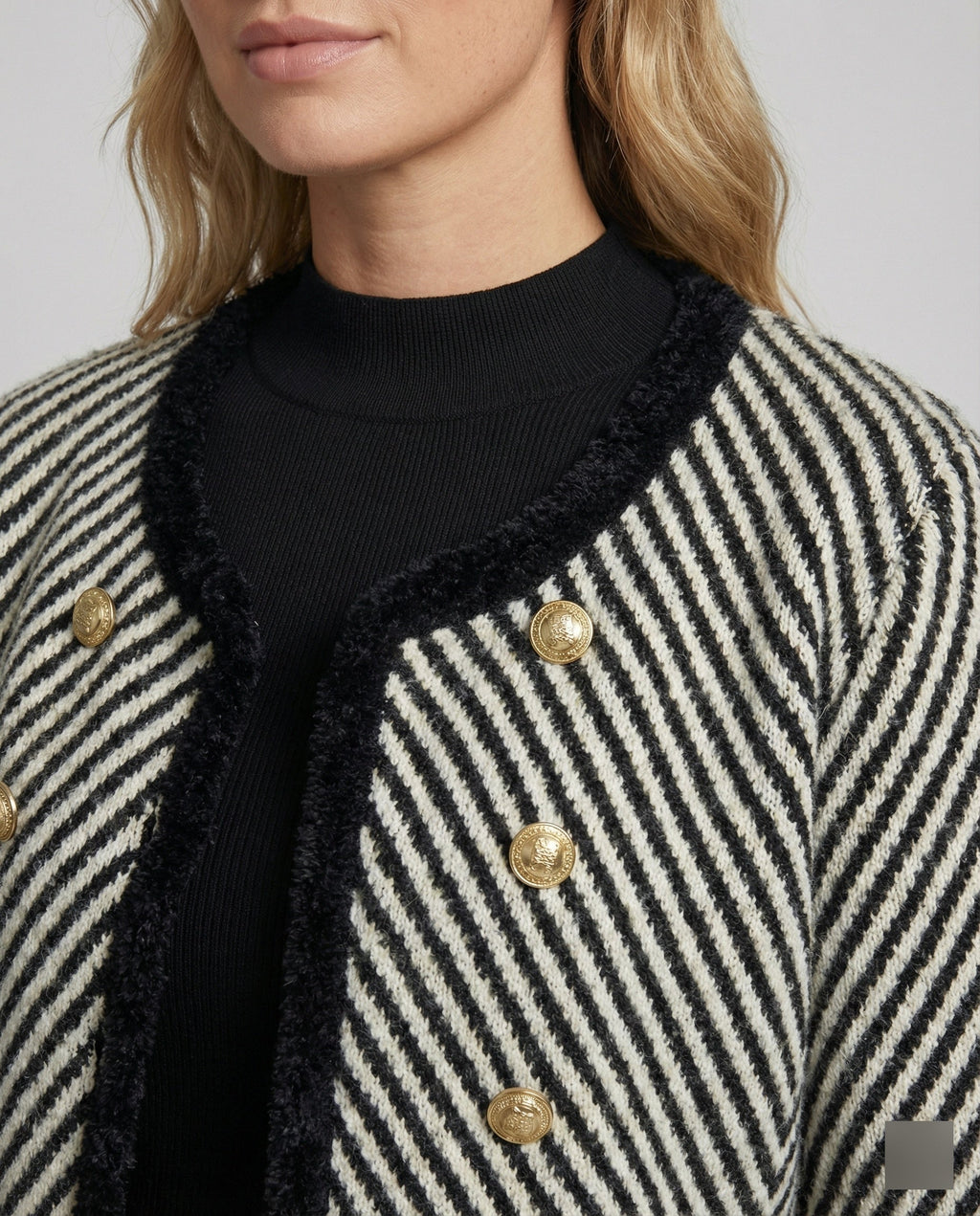 Zweiteiliges Bouclé-Set mit kurzer Strickjacke und Feinstrick-Midirock