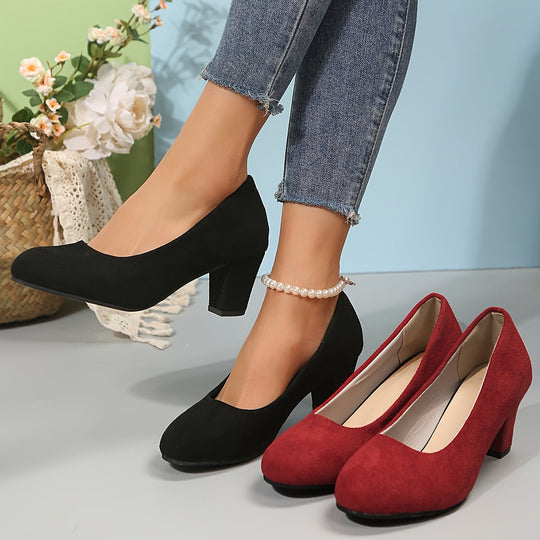 Pumps mit breiter Zehenkappe und stabilem Absatz