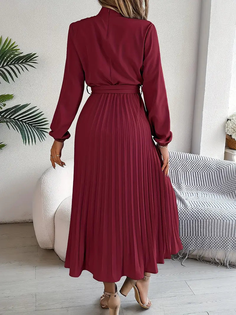 Schlichtes Kleid mit Stehkragen und Plissiertem Gürtel