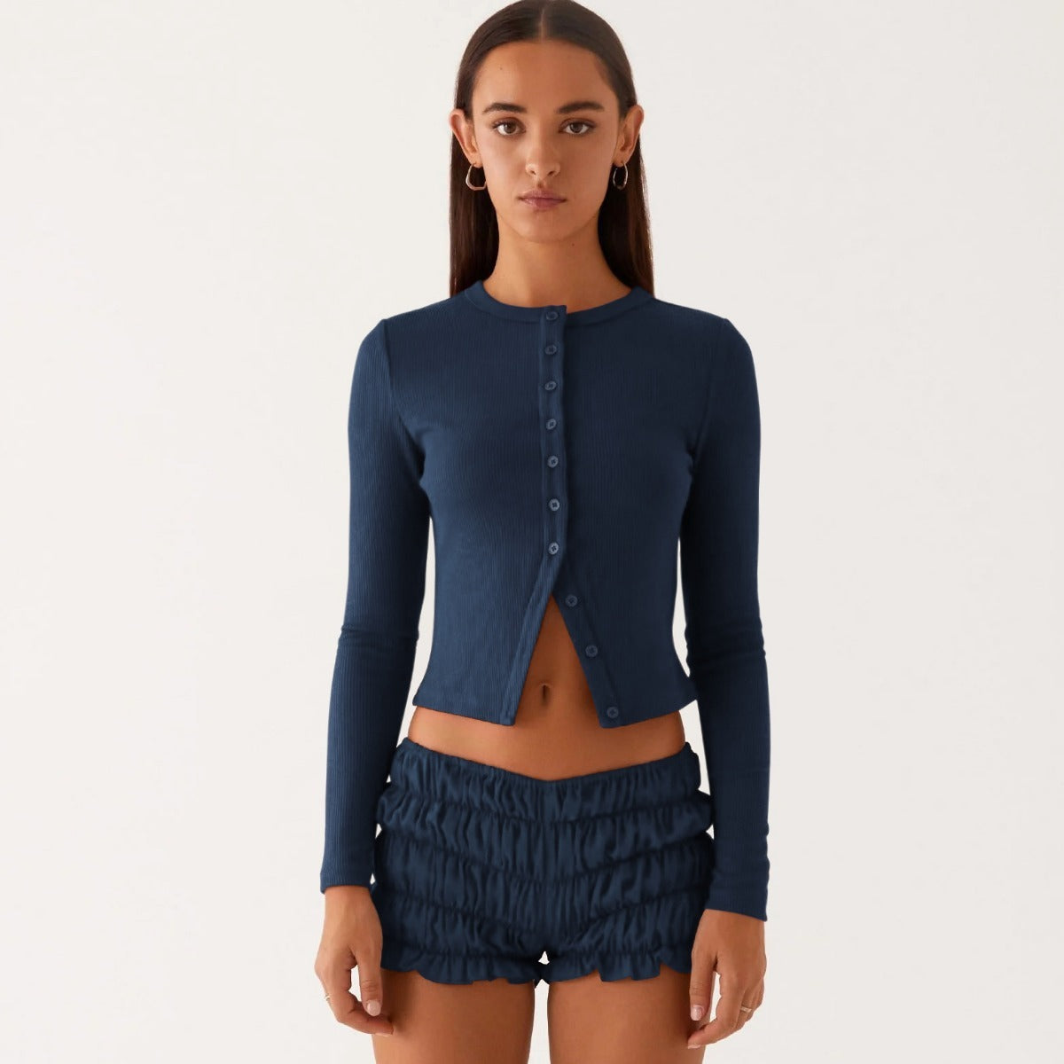 Einfarbige schmal geschnittene lange Strickjacke